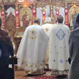 Al centro padre Driga celebra la liturgia: come tutta l�assemblea � rivolto a Oriente e cio�, simbolicamente, verso Dio